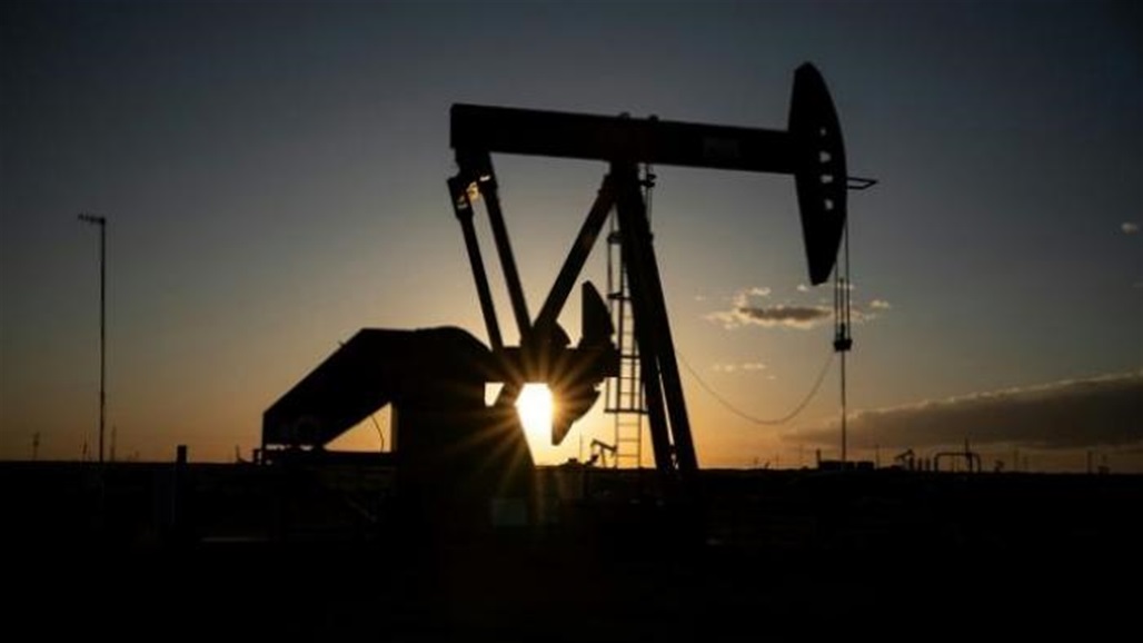 النفط يتراجع بسبب تخمة المعروض وزيادة إنتاج أوبك+