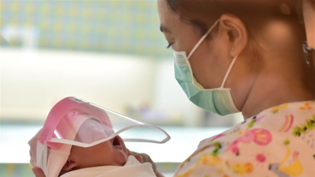 الصحة العالمية توصي الأمهات المصابات بكورونا بمواصلة الإرضاع