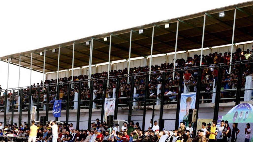 مشهد كارثي.. حضور جماهيري غفير في بطولة شعبية لكرة القدم بالديوانية (صور)