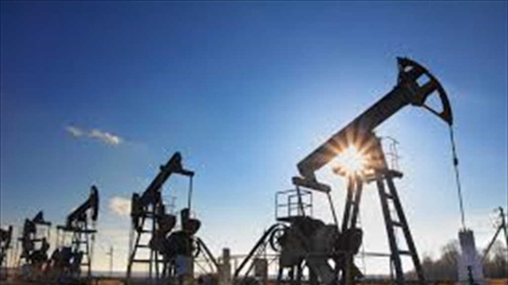 النفط ينخفض بعد تقرير أوبك والمخزونات الأميركية تقدم الدعم