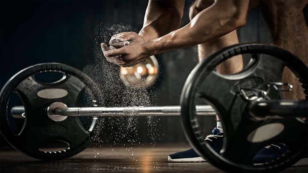 شاهد.. روسي يحطم رقما قياسيا برفع الأثقال تحت الماء