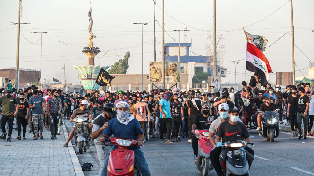 العشرات يتظاهرون وسط البصرة ويطالبون باقالة مسؤولين محليين