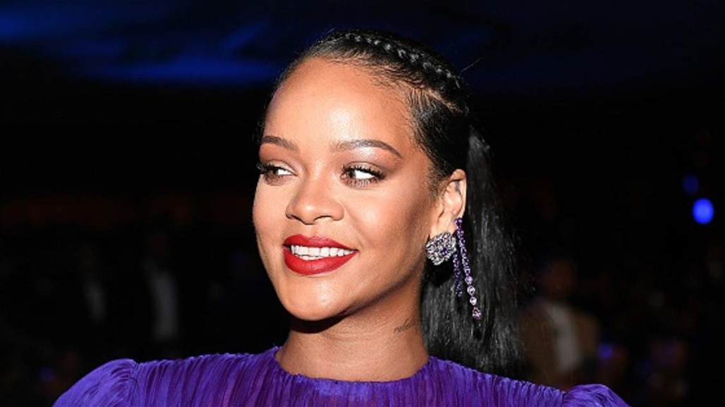 بالفيديو.. شبيهة ريهانا تصدمها والنجمة تعلّق