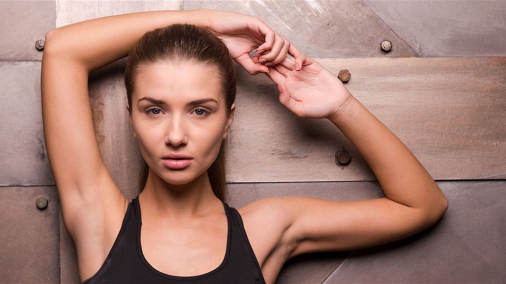 هكذا تتخلصين من التعرق المفرط وتتجنبين مخاطره الصحية