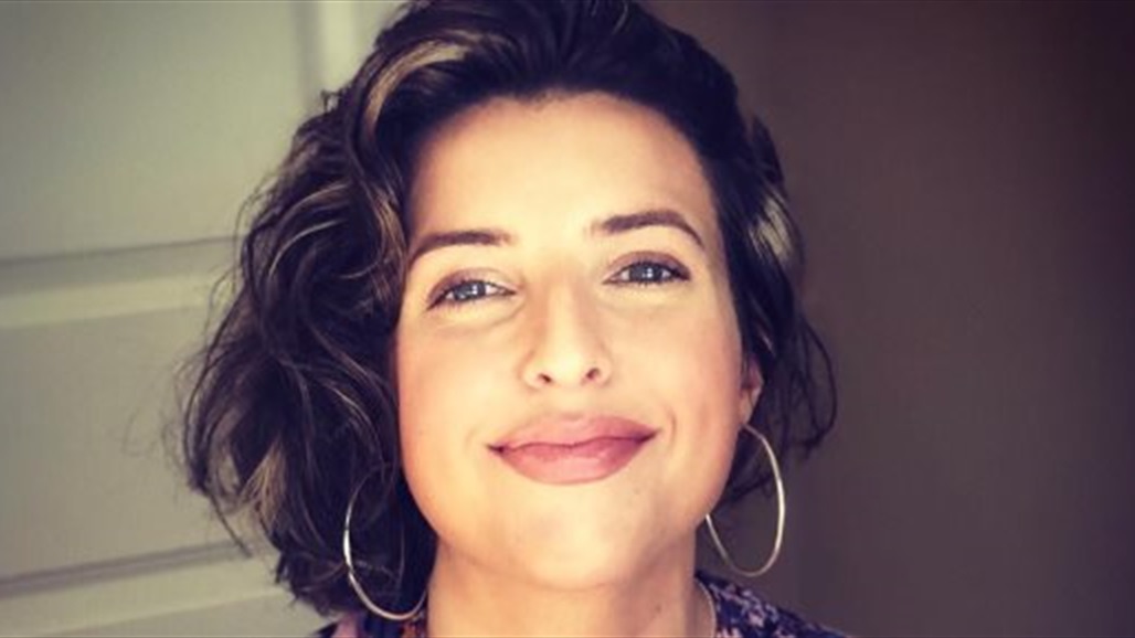 شاهد: فنانة أمريكية ترتل القرآن بطريقة مذهلة