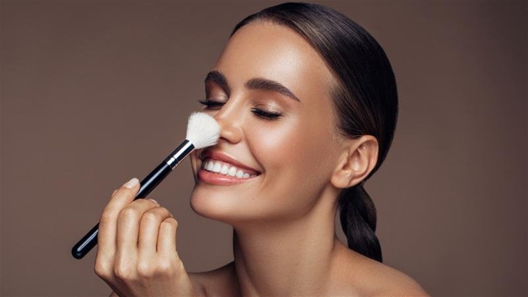 لا تملكين الوقت لترتيب إطلالتك... 10 حيل جماليّة للمرأة 