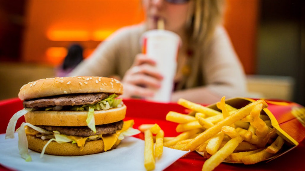 بالصور: احتفظت بشطيرة برغر لمدة 24 عاماً... لن تصدقوا النتيجة!