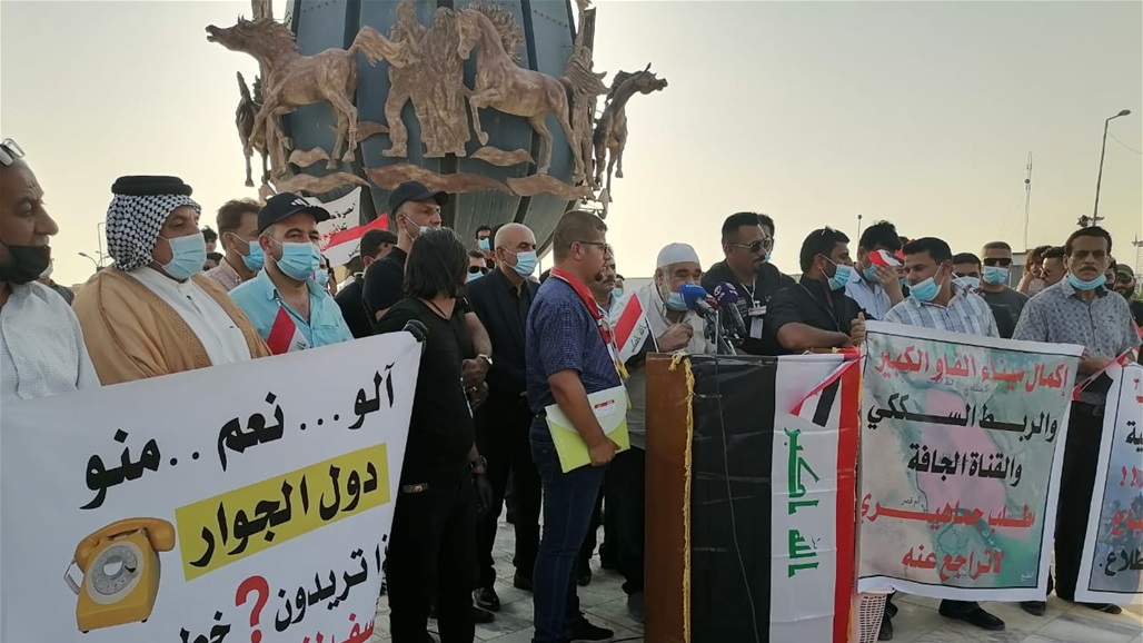 العشرات ينظمون وقفة احتجاجية في البصرة لرفض الربط السككي مع الكويت