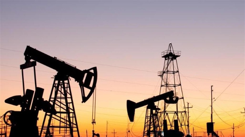 النفط يغلق على انخفاض أكثر من 4% وأكبر خسارة أسبوعية 