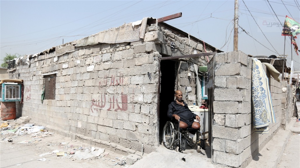 بالصور.. "كهل" بهيئة شاب يُسطّر ملحمة إنسانية في بغداد