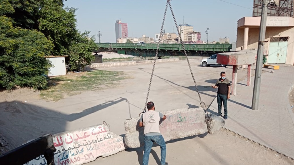 اغلاق ساحة غير نظامية تم استغلالها لوقوف السيارات قرب التقاعد