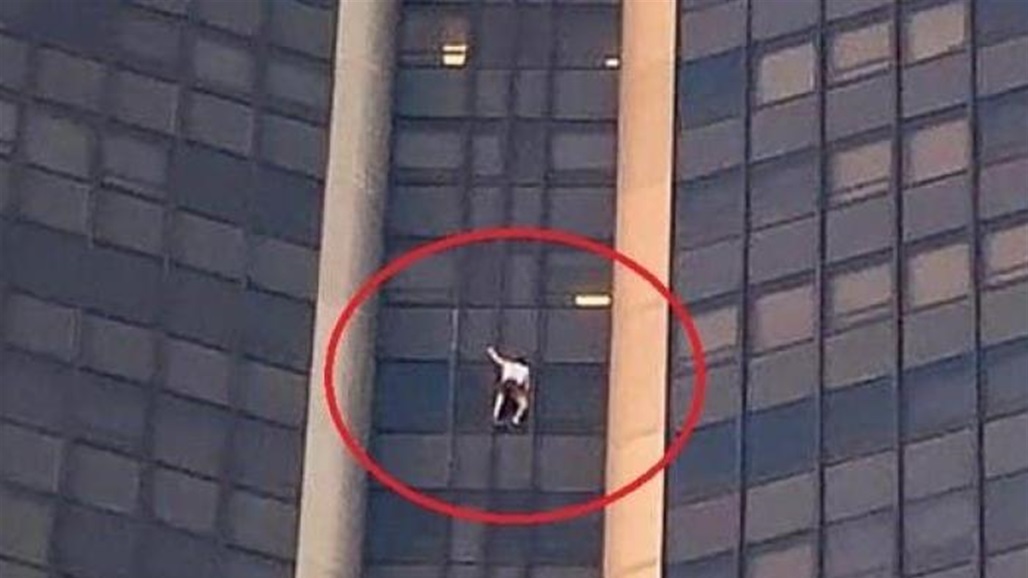 فيديو لا يصدق.. "متهور" يتسلق ناطحة سحاب بيديه العاريتين