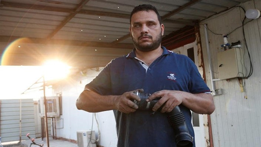 بالصور: كفيف عراقي يبهر العالم بمهاراته الميكانيكية