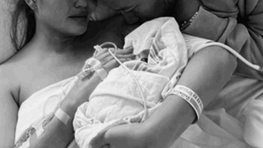 صور مؤثرة... زوجة فنان شهير تعلن وفاة مولودهما 