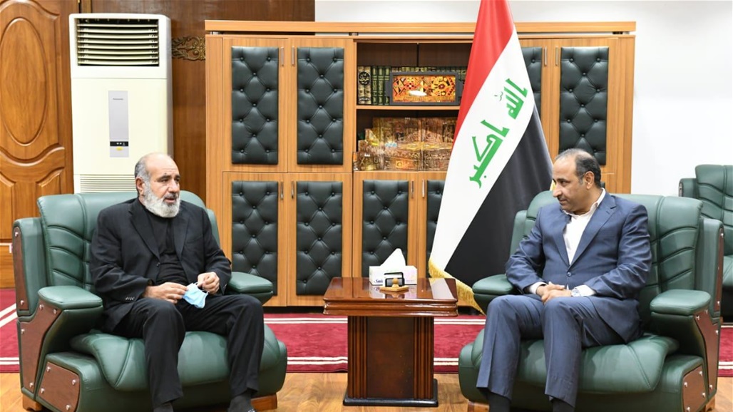 وزير الثقافة يعد بإقامة نصب يخلد شهداء تشرين في بغداد