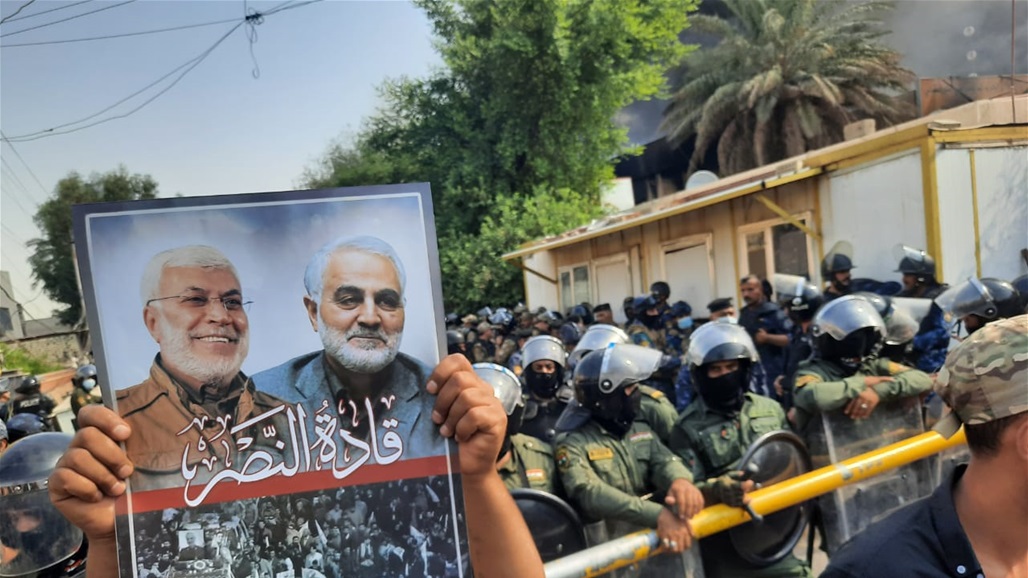 المتظاهرون يقتحمون مقر الحزب الديمقراطي الكردستاني في بغداد