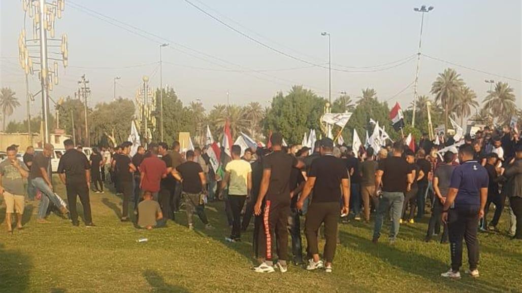 العشرات يتظاهرون بساحة الطابقين وسط بغداد