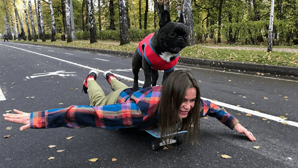  كلب يشعل مواقع التواصل بطرافته... يتزلج ويلعب كرة القدم (فيديو)