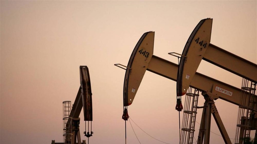 النفط يكافح مع تراكم مخزونات البنزين الأمريكية يلقي بثقله على توقعات الطلب