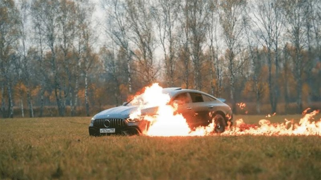 تصرُّف مجنون... نجم يحرق سيارته الفارهة بأعصاب باردة! (فيديو)