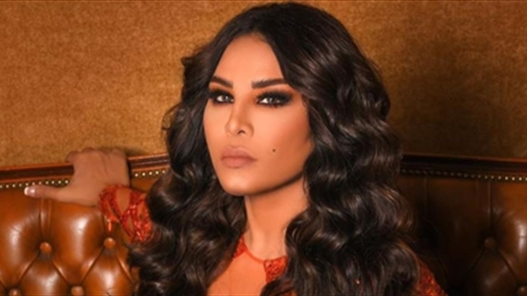 أحلام الشامسي تهاجم ماكرون وتطبع حذاء على وجهه... (صور)