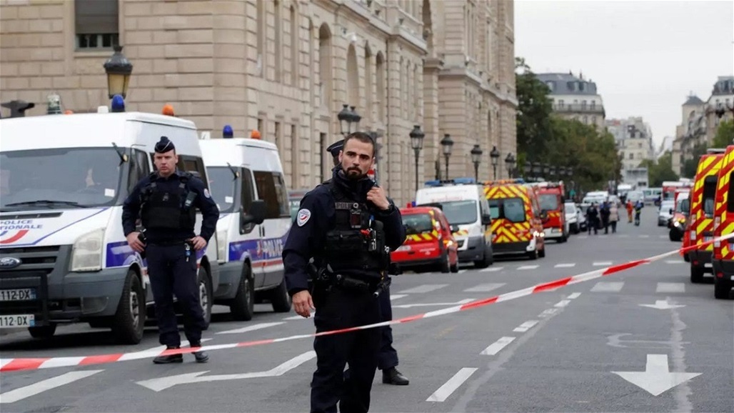 الشرطة الفرنسية تسيطر على رجل هدد أفرادها بسكينين في باريس
