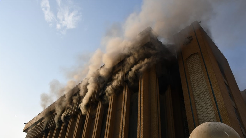 بالصور.. إخماد حريق بهيئة الضرائب وسط بغداد وإنقاذ 7.9 مليار دينار