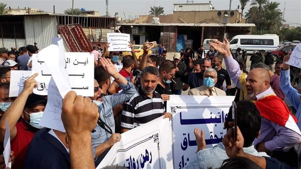 اتظاهر العشرات من الموظفين، اليوم الاحد، في محافظات كربلاء وبابل والمثنى وميسان بسبب تأخر الرواتب،  Doc-P-363785-637404243472064389