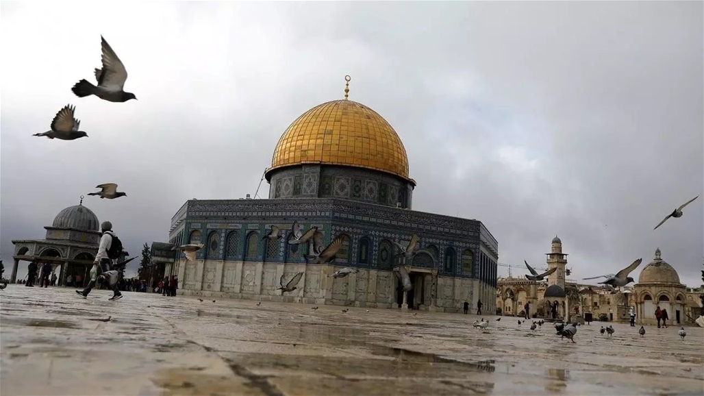 كاتب مشككا بالمسجد الأقصى: لم يكن القبلة الأولى للمسلمين
