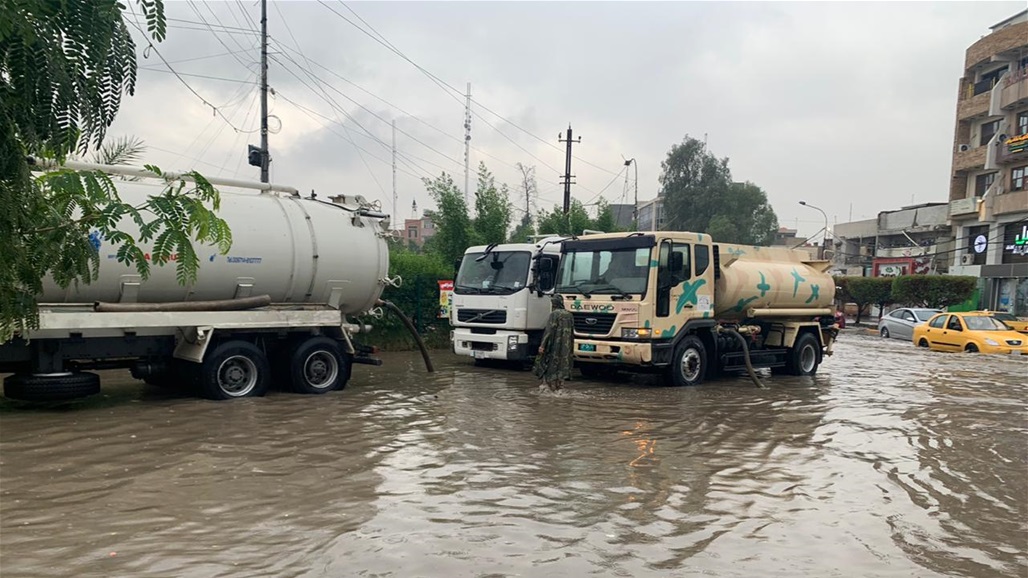 عمليات بغداد تُشارك بسحب مياه الأمطار (صور)