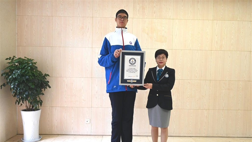 بالفيديو.. ابن 14 عاما يدخل موسوعة غينيس كأطول مراهق في العالم