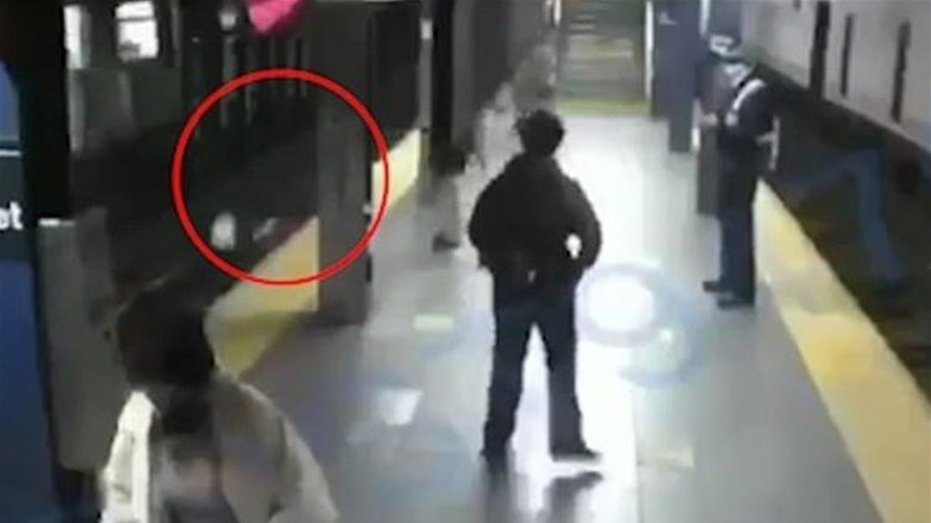بالفيديو: شاب يدفع امرأة أمام القطار لأسباب مجهولة