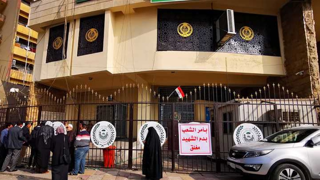 "البيت أكثر أمانا".. عراقيون يفقدون الثقة في البنوك 