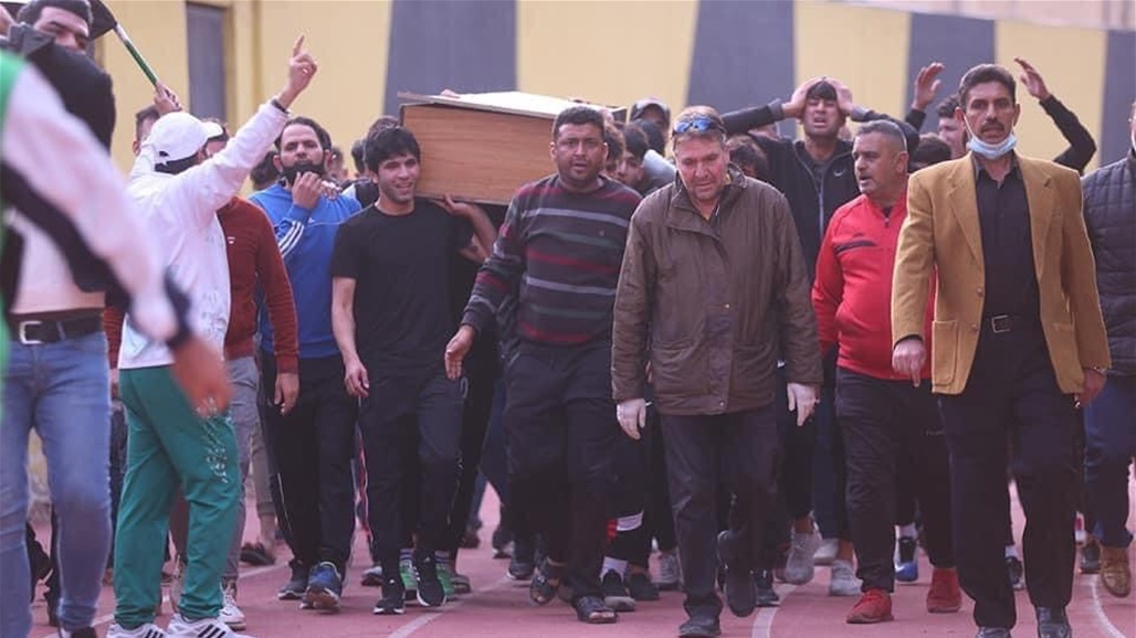بالفيديو.. بكاء اللاعبين وإيقاف مباراة في الدوري العراقي مع دخول جنازة كريم سلمان