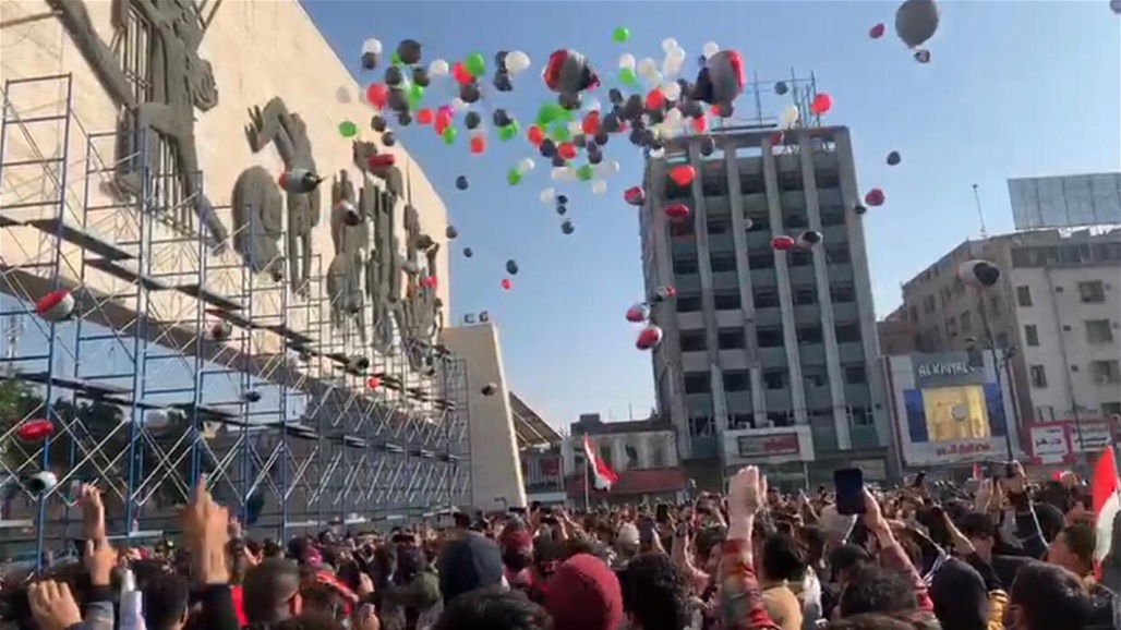 بالصور.. العشرات يتجمهرون في قلب بغداد