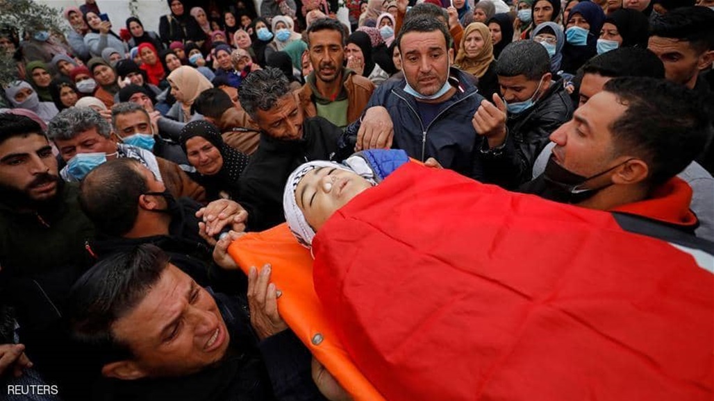 مئات الفلسطينيين يخرقون الإغلاق لتشييع طفل قتلته إسرائيل