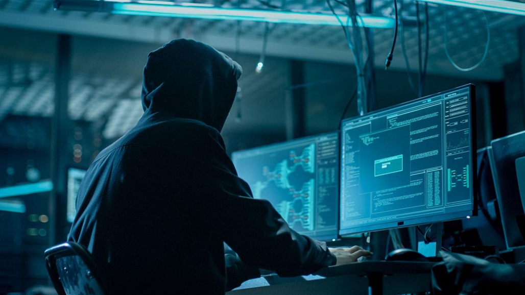 الإطاحة بـ"هاكر" ابتز عراقية مقيمة في أوروبا