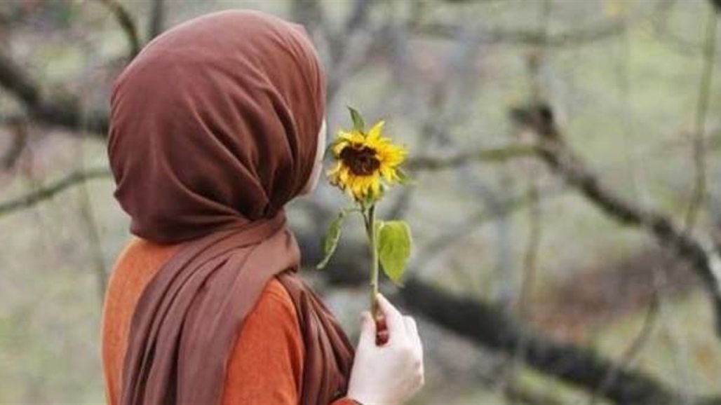 ممثلة لبنانية تخلع الحجاب وتثير الجدل برسالة كشفت فيها عن الأسباب