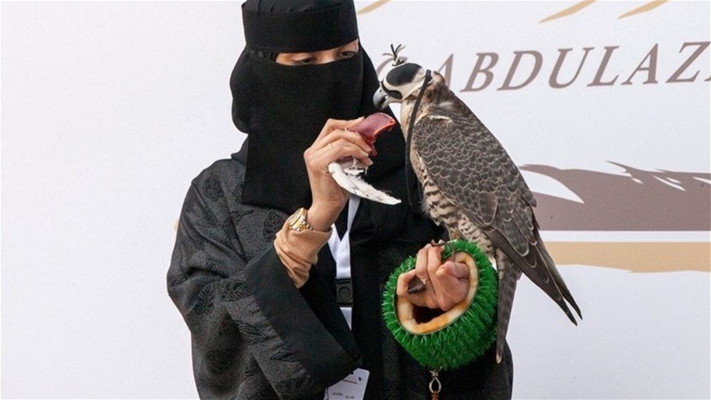 لأول مرة في السعودية... امرأة تشارك في مهرجان الصقور