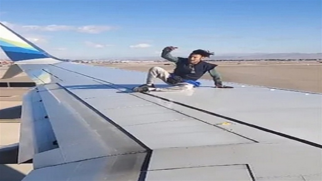 بالفيديو: شاب يقدم على فعل جنوني قبل لحظات من إقلاع الطائرة