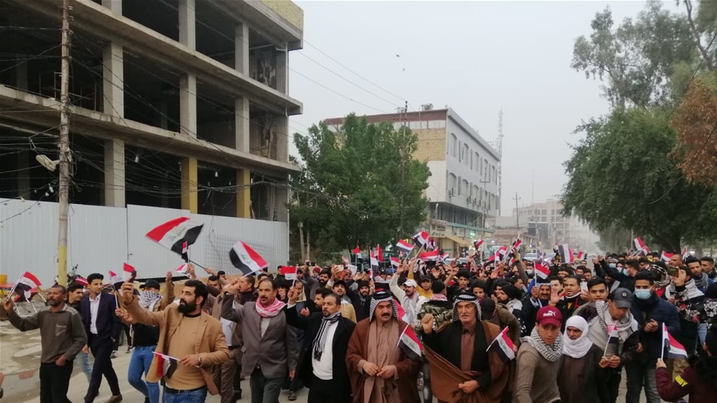 المئات يتظاهرون وسط كربلاء استنكارا لاغتيال ناشط ولحصر السلاح بيد الدولة