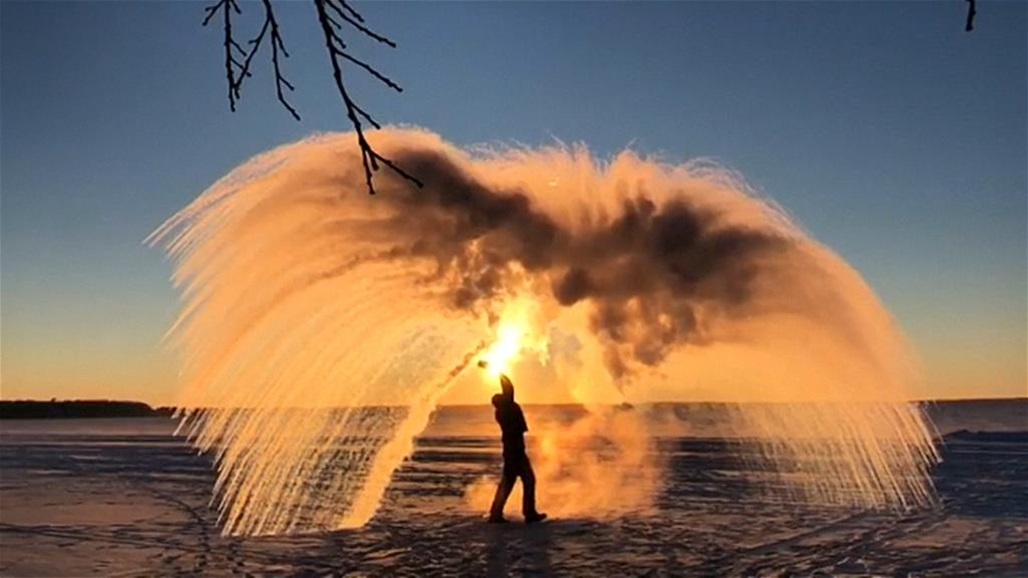 الماء الساخن يتجمد في الصقيع ويرسم أشكالاً فنية مذهلة.. (فيديو وصور)