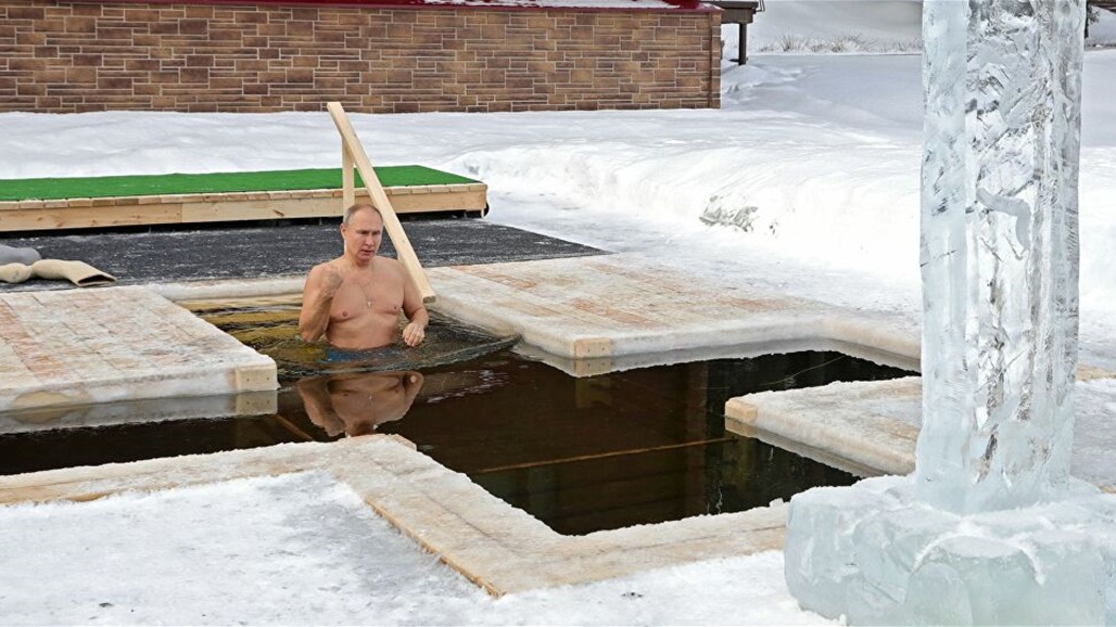 بالفيديو: بوتين يغطس بحفرة جليدية في ضواحي موسكو