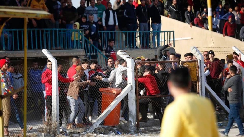 بالصور.. جماهير المسيب تقتحم الملعب وتعتدي على مدرب بابل