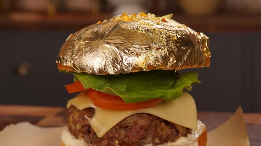 هجوم لاذع على فاشينيستا عربية لتناولها برغر من الذهب... شاهدوا الفيديو!