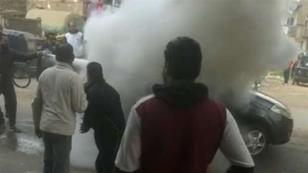 سائق أجرة يحرق سيارته بعد تغريمه لمخالفته الحظر (صور)