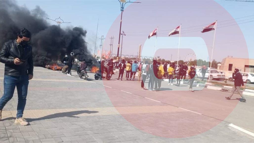 بالصور: متظاهرو الحبوبي يتجمعون امام مبنى محافظة ذي قار ويحرقون الاطارات