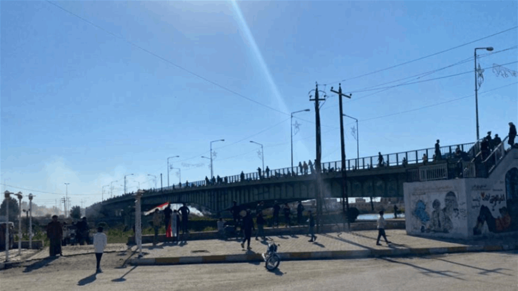 المحتجون يغلقون جسر النصر وسط الناصرية