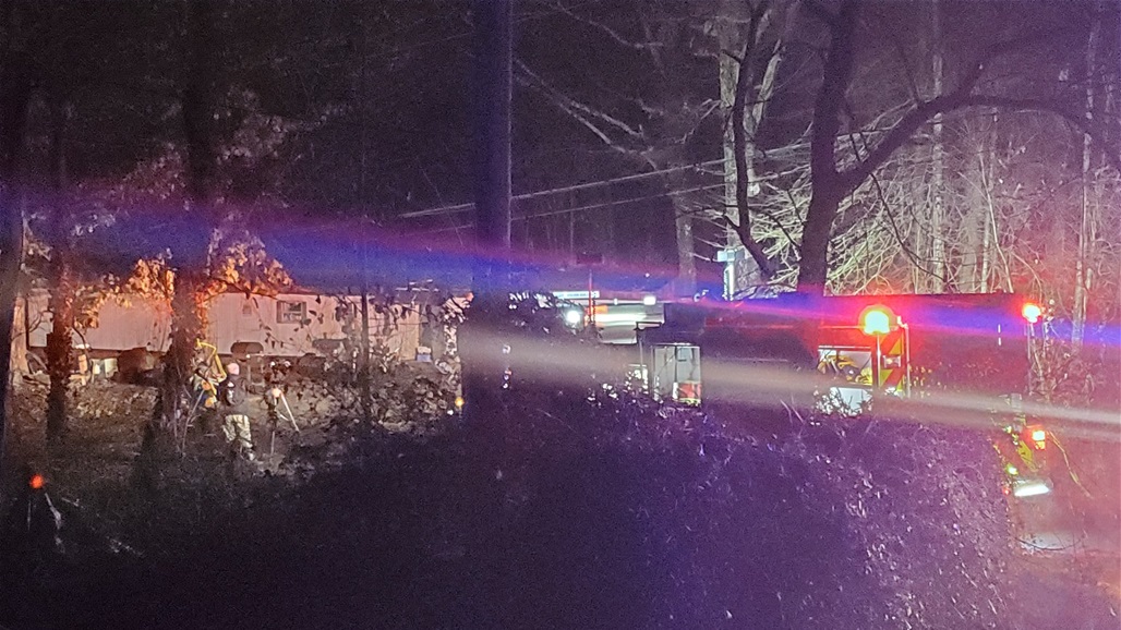 بالفيديو والصور: طائرة تتحطم وتخترق سقف منزل وتخلف قتلى