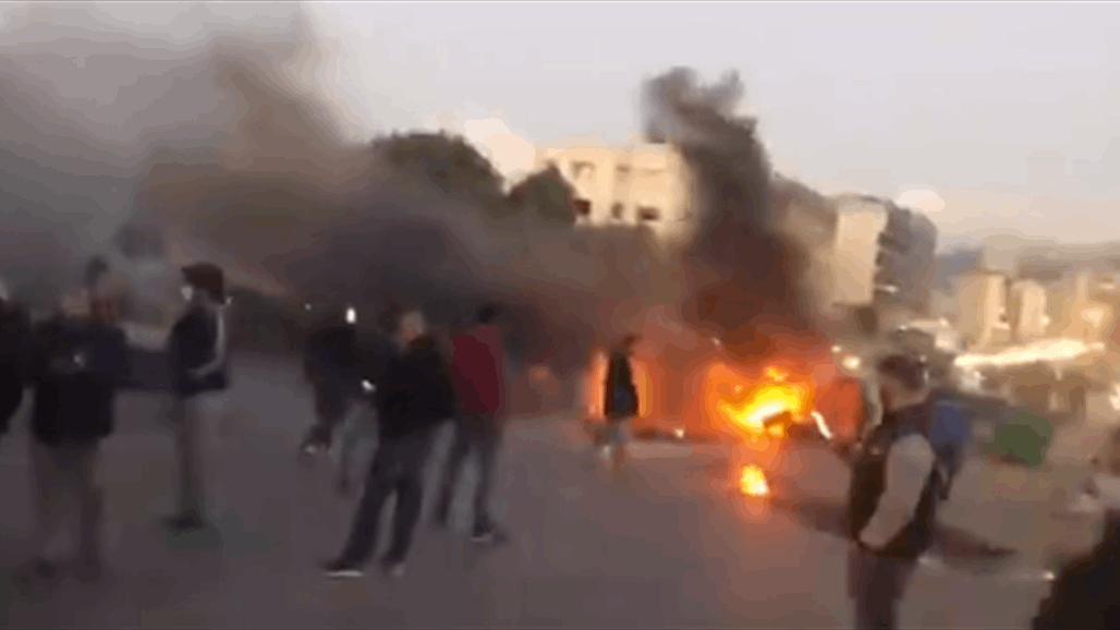 بالفيديو: اللبنانيون يقطعون الطرقات احتجاجا على ارتفاع الدولار